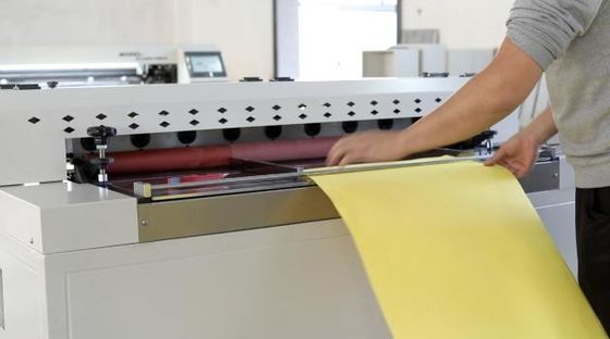 faca de papel de 1550mm que plissa a linha de produção 380v da máquina 50hz