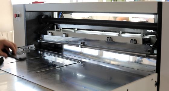 faca de papel de 1550mm que plissa a linha de produção 380v da máquina 50hz